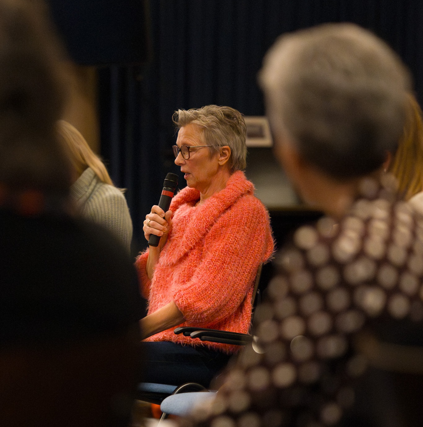 Sfeervolle setting voor een helende bijeenkomst